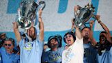 Miles de personas desafían la lluvia en Manchester para celebrar la Champions del City