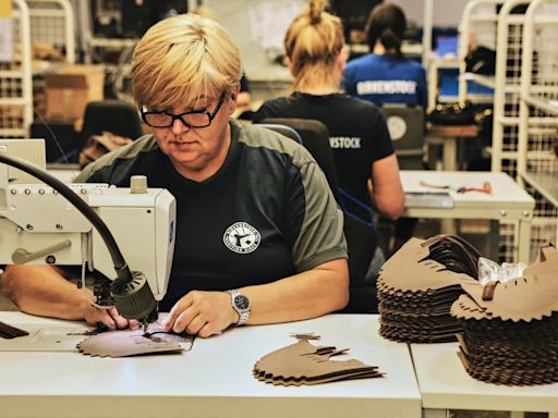 Así se cocinan los zapatos de la casa Birkenstock: suelas al horno y pintura a mano