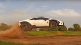 只知Lamborghini Huracan Sterrato是有地形能力的超跑，但沒想到竟能在碎石/泥巴地 飛躍這樣玩！