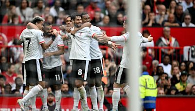 Liverpool derrotó a Manchester United por 3 a 0, por la Premier League: Mac Allister se impuso a Garnacho y Lisandro Martínez