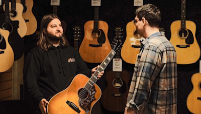 How to test out a beginner acoustic guitar in a guitar store