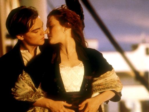 Kate Winslet pas emballée par ses baisers avec Leonardo DiCaprio dans Titanic : "J'avais l'air d'avoir sucé une barre chocolatée"