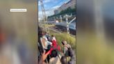 "Encerrados" en un Cercanías Madrid: decenas de pasajeros se ven obligados a salir de un tren y caminar hasta Atocha