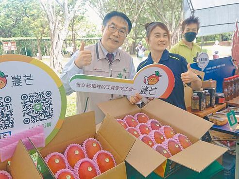 台南芒果節開跑 黃偉哲吃冰消暑喊讚