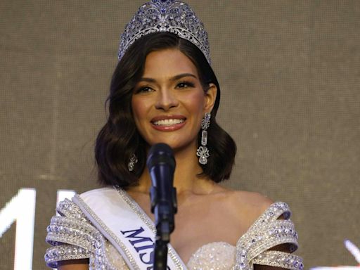 Miss Universo 2023 vive “exilio indefinido”, dice la directora del certamen