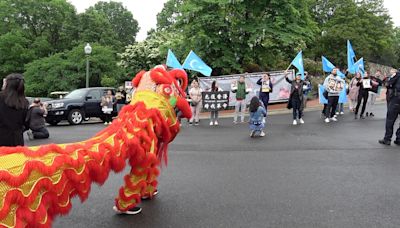 陸駐美大使館開放 港人、維吾爾族聚集抗議盼「揭露中國真面目」