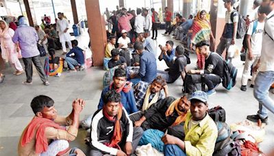 Bathinda: Farmers make a beeline for railway station to hire migrant labour