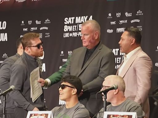 'Canelo' Álvarez y Óscar de la Hoya se insultan en rueda de prensa: esta es la historia detrás su de pelea