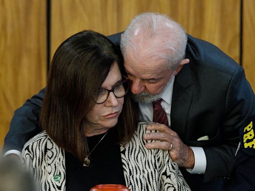 Lula e Silveira foram avisados por Magda Chambriard de aumento da Petrobras no preço dos combustíveis