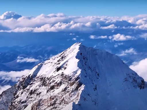 Un dron recorre el camino desde el Campo Base hasta la cima del Everest