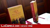 El alcalde reconoce que Toledo es el mejor lugar para presentar la última novela histórica de José Calvo Poyato