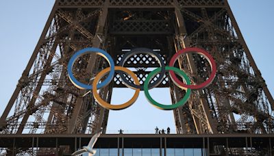 開幕倒數50天！巴黎艾菲爾鐵塔穿上「奧運五環」 重達30噸