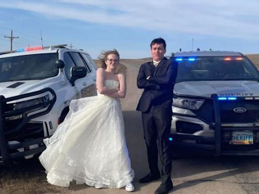 Deputies save the day with impromptu prom photoshoot for stranded teens