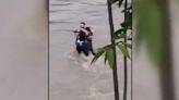 Video: el último abrazo de tres amigos antes de morir ahogados por las inundaciones en Italia