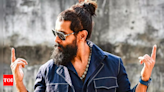 Director Santhakumar narrates a story to actor Vikram for 'Chiyaan 63' | Tamil Movie News - Times of India