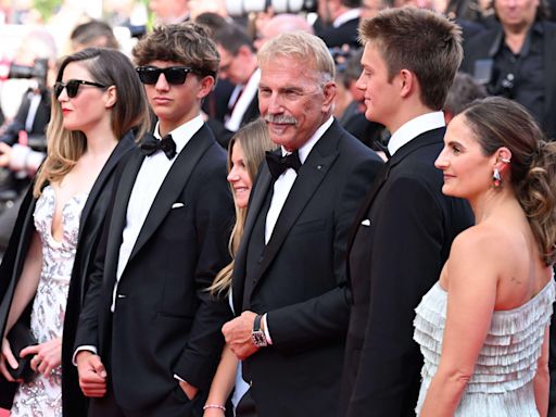 A Cannes, tapis rouge en famille pour Kevin Costner et Sienna Miller