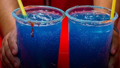 ¿Qué alternativas de bebidas saludables se sugieren como reemplazo a los "azulitos"?