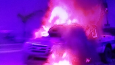 Repartidores incendiaron un patrullero frente a una comisaría al protestar por el crimen de un delivery