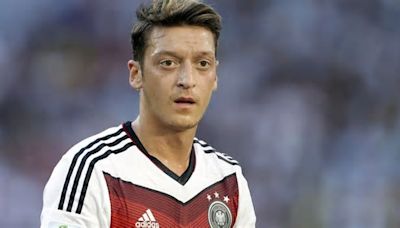 El futbolista Mesut Özil se pone más fuerte y su transformación ya es tachada de "grosera" por sus compañeros