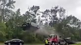 Como en película de Hollywood, auto sale volando tras subir por rampa de una grúa