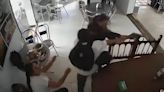 Valientes mujeres se enfrentaron a un ladrón armado en un restaurante en Medellín: el video viral muestra cómo una de ellas le quita la pistola