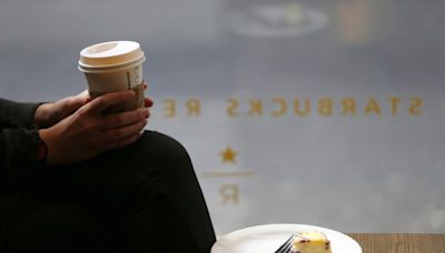 Starbucks se une a la oferta de paquetes de 5 dólares y ofrece una importante oportunidad - Wolfe Research Por Investing.com