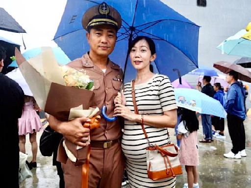 好想你！海軍敦睦支隊出訪50天歸國 家屬迎接淚水與雨水交織感人 - 軍事