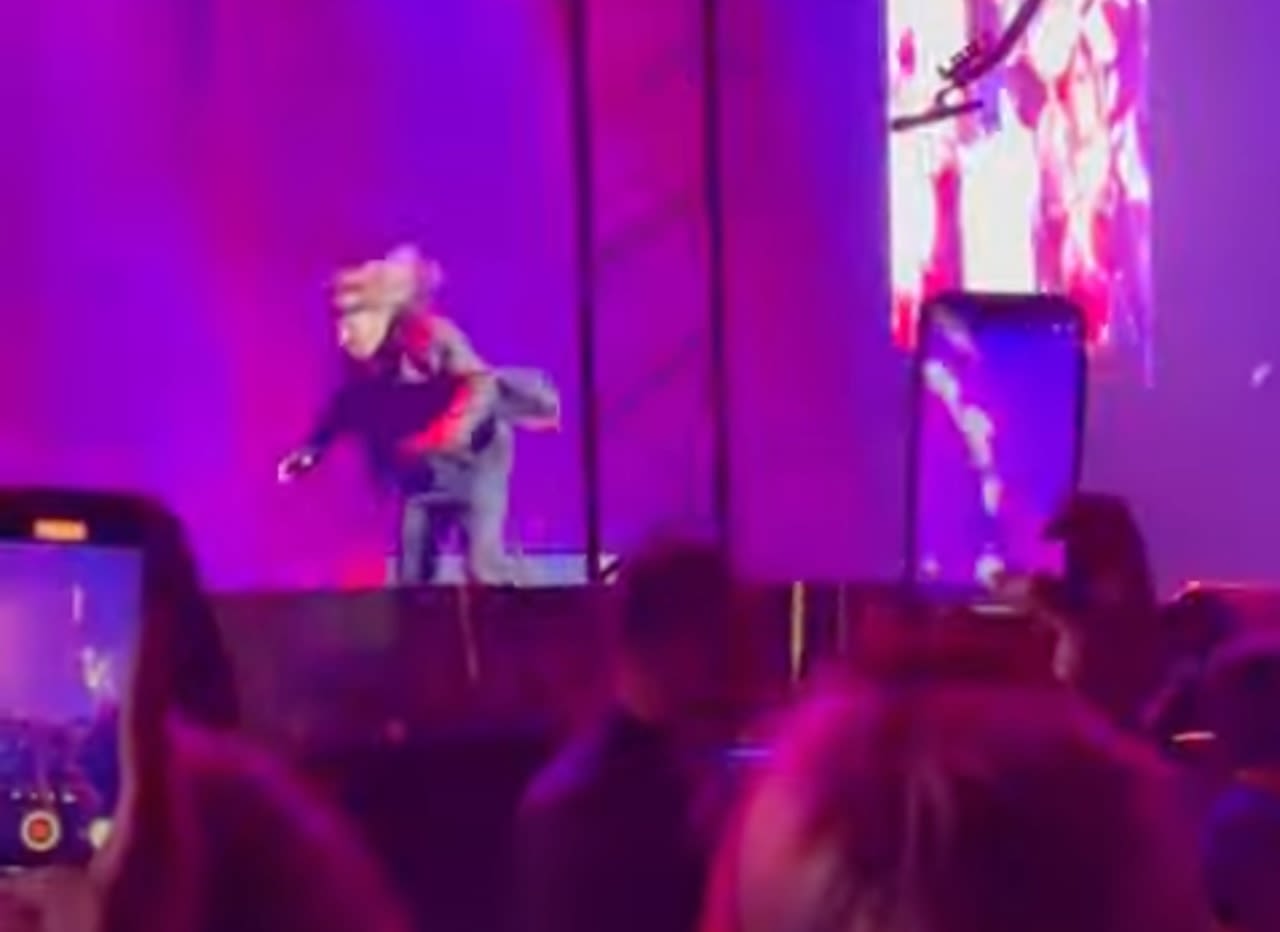 Vince Neil face-plants at Motley Crue's New Jersey concert