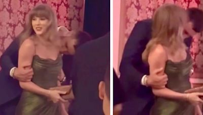 Travis Kelce no pudo evitar cubrir de besos a Taylor Swift en un evento benéfico