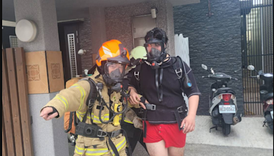 快訊／屏東市住宅火警1人受困3樓陽台 消防緊急架梯救下