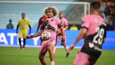 Viejas figuras del fútbol como Seedorf, Valderrama o Arango reaparecen en Venezuela