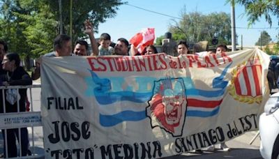 Estudiantes pisó Santiago del Estero y fue recibido por una gran cantidad de hinchas que harán un banderazo