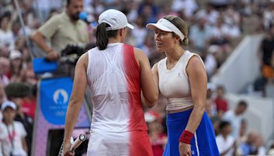 Iga Swiatek gets hit by a ball at Olympic tennis and is called insincere by Danielle Collins