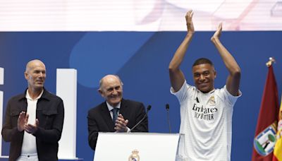 Florentino Pérez, acompañado por Zidane en la presentación de Mbappé