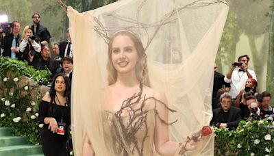 El look de Lana Del Rey para la Met Gala 2024 hace referencia a una colección icónica de Alexander McQueen