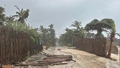 Huracán Beryl se degrada a tormenta tropical al tocar tierra en Yucatán y ahora amenaza a Texas