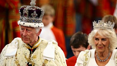 King opens Parliament supported by bandage-free birthday Queen