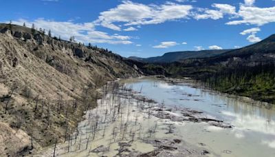 ‘Massive’ Chilcotin River landslide prompts flood warnings, debris concerns | Globalnews.ca