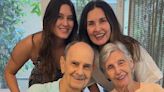 De cara lavada, Fátima Bernardes surge sorridente no aniversário de 88 anos do pai: 'Quer chegar aos 100'