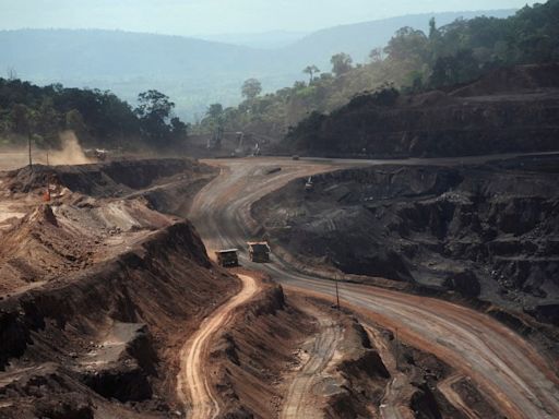 Minério de ferro amplia ganhos com esperança de estímulos na China Por Reuters