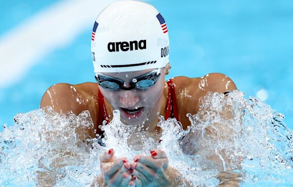 Former Chelsea Piers swimmer Kate Douglass finishes first in her heat in Paris 2024