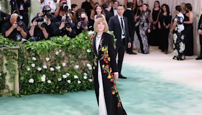 Invitados a la Met Gala lucen en la alfombra verde sus vestuarios más extravagantes