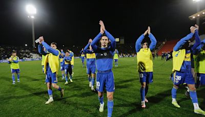 Edinson Cavani regaló su camiseta y su pantalón de Boca en conmovedores gestos para con dos rivales