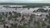 Inundaciones obligan a la gente a abandonar sus hogares en Iowa, mientras gran parte de EU vuelve a sufrir por calor