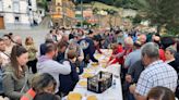 Elena del Vale hace tortilla 'con cebolla y un poco de ajo' y triunfa en Santa Eulalia de Oscos