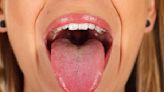 Esta es la razón por la que debes limpiarte la lengua y así es como lo hace Gwyneth Paltrow