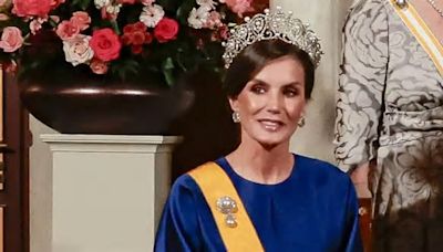 La reina Letizia, espectacular en la cena de gala en Holanda con un vestido azul y la tiara Rusa