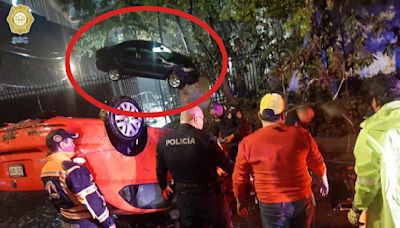 ¡Coches 'voladores' en Álvaro Obregón! Auto quedó sobre reja por fuertes lluvias