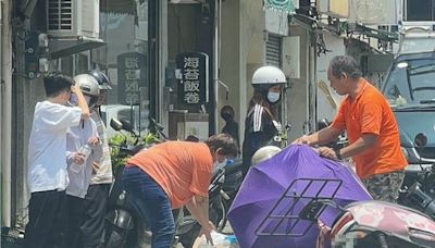 短裙妹車禍摔車！好心路人撐傘蓋衣 防曬防走光 - 社會