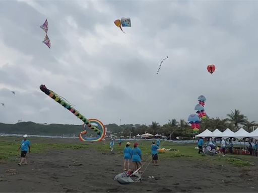 高雄旗津風箏節熱鬧登場 鯨魚.魟魚.章魚.螃蟹飛上天